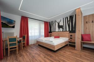 Postel nebo postele na pokoji v ubytování Dolomiten Hotel Irma