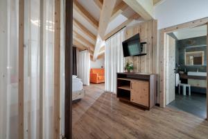 TV a/nebo společenská místnost v ubytování Dolomiten Hotel Irma
