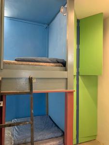 Palanda nebo palandy na pokoji v ubytování Bestow Capsule Hostel