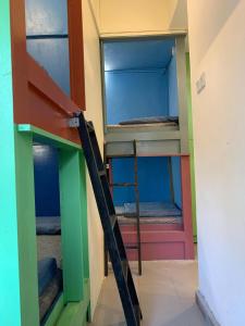 Palanda nebo palandy na pokoji v ubytování Bestow Capsule Hostel