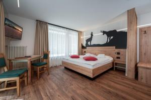 Postel nebo postele na pokoji v ubytování Dolomiten Hotel Irma