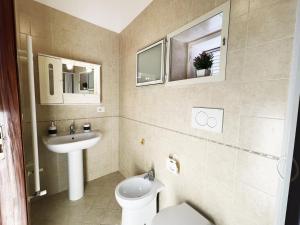 Ένα μπάνιο στο Apartment Dietro L'Angolo - Affitti Brevi Italia +2 φωτογραφίες