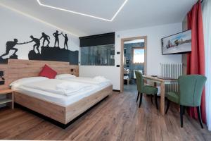 Postel nebo postele na pokoji v ubytování Dolomiten Hotel Irma