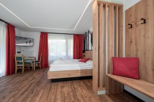 Postel nebo postele na pokoji v ubytování Dolomiten Hotel Irma