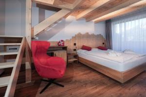 Postel nebo postele na pokoji v ubytování Dolomiten Hotel Irma