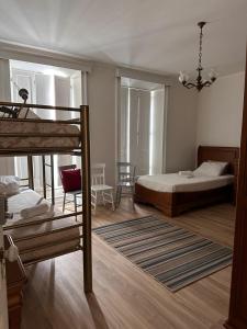 Postel nebo postele na pokoji v ubytování Azor International Hostel