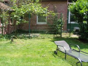a bench sitting in the grass in front of a building at Ferienwohnung mit Hundebetreuung in Garstedt
