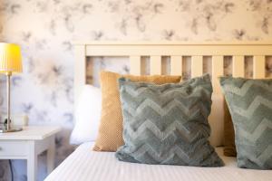 A bed or beds in a room at Holidays2Malaga Eslava High Speed WIfi