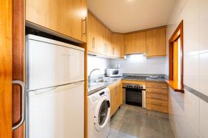 A kitchen or kitchenette at Holidays2Malaga Eslava High Speed WIfi