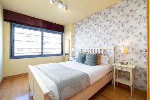 A bed or beds in a room at Holidays2Malaga Eslava High Speed WIfi