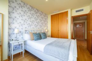 A bed or beds in a room at Holidays2Malaga Eslava High Speed WIfi Még 19 kép