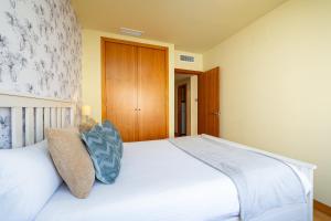 A bed or beds in a room at Holidays2Malaga Eslava High Speed WIfi
