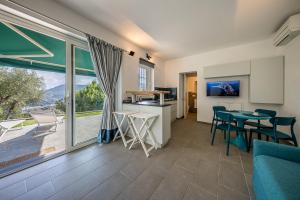 Køkken eller tekøkken på LA CASA GIALLA Relax in Collina con Piscina