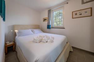En eller flere senge i et værelse på LA CASA GIALLA Relax in Collina con Piscina + 36 billeder