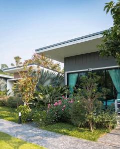 Zahrada ubytování SeeView Resort (ซีวิว รีสอร์ต)