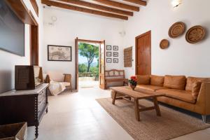 una sala de estar con un sofá y una mesa en E425 Can Brasa by Mallorca Villa Selection, en Alcudia