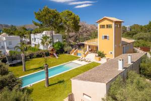 una vista aérea de una casa con piscina en E425 Can Brasa by Mallorca Villa Selection, en Alcudia