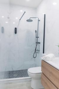 Apartamento El EnTorno في Valle de Abdalagís: حمام أبيض مع دش ومرحاض +15 صورة