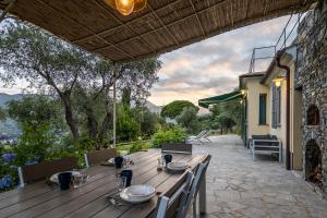 En have udenfor LA CASA GIALLA Relax in Collina con Piscina