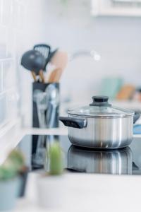 Apartamento El EnTorno في Valle de Abdalagís: وعاء يجلس على رأس موقد في المطبخ