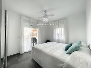 En eller flere senge i et værelse på Alo Sea View Apartment + 15 billeder