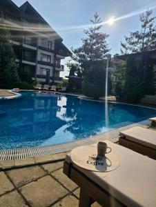 ラズロクにあるAspen Suites Luxury apartment A005のテーブルの上にコーヒーカップが置かれたプール +5枚の写真