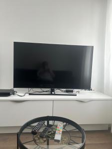 TV a/nebo společenská místnost v ubytování Charment F2 à 5 min de la Défense