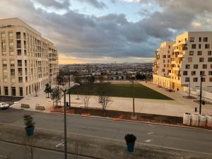 a view of a city with buildings and a street at Les jardins d'abraxas in Noisy-le-Grand
