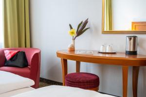 A bed or beds in a room at Hotel Mercure Wien Westbahnhof