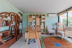 a room with a desk and a table and chairs at Blueground La Dreta de lEixample elev washer BCN-150 in Barcelona
