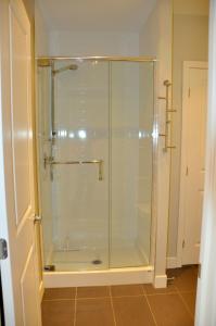 um chuveiro com uma porta de vidro na casa de banho em Le Mont-Royal Lounge by HomeInMontreal em Montreal
