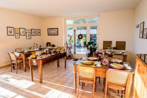 comedor con mesas y sillas de madera en aCasaMia Resort, en San Cipriano Picentino