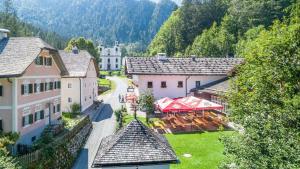 eine Luftansicht eines Dorfes mit Gebäuden und Bäumen in der Unterkunft Gasthof Maria Kirchental in Sankt Martin bei Lofer