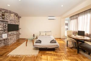 Μια τηλεόραση ή/και κέντρο ψυχαγωγίας στο Boris Garden Comfort Suite