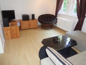 a living room with a couch and a coffee table at Ferienwohnung mit Hundebetreuung in Garstedt