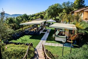 una vista aérea de un jardín con mesas y sombrillas en aCasaMia Resort, en San Cipriano Picentino