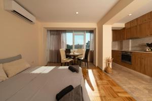 Η κουζίνα ή μικρή κουζίνα στο Boris Garden Comfort Suite