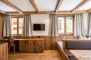 TV a/nebo společenská místnost v ubytování Berghaus Schröcken - Hotel Apartments Spa