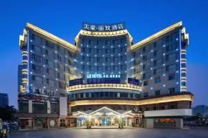南宁美豪丽致酒店（南宁会展中心店）的一座大型酒店大楼,有很多窗户
