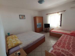 Postel nebo postele na pokoji v ubytování Apartments Tomi + 37 fotografií