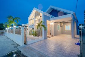 a house with a gate and a fence at พลอยพูลวิลล่า ชะอำ 4 Ploy Poolvilla Cha-am 4 in Cha Am