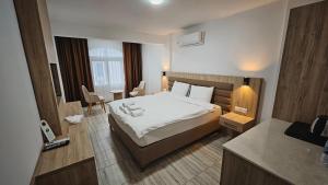 Кровать или кровати в номере Aremsis Holiday Resort