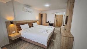 Кровать или кровати в номере Aremsis Holiday Resort