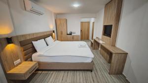 Кровать или кровати в номере Aremsis Holiday Resort