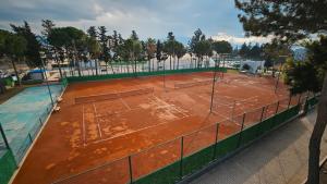 Теннис и/или сквош на территории Aremsis Holiday Resort или поблизости