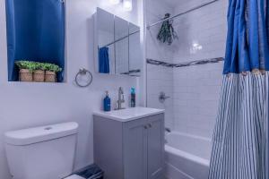 Koupelna v ubytování 1BR DEEP Apts by American Dream, Sleeps 8