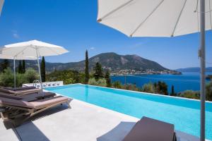 Villa Unique في نيدري: فيلا بمسبح ومظلة