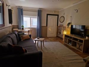 House with Private Roof Terrace in Centreにあるテレビまたはエンターテインメントセンター