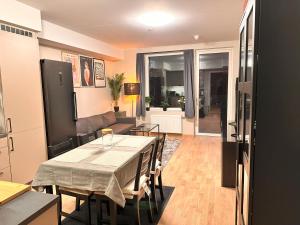 Kuchyň nebo kuchyňský kout v ubytování New Modern 2 room Apartment with 2 beds & FREE PARKING