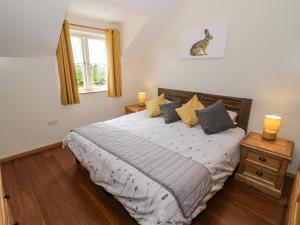ein Schlafzimmer mit einem Bett und einem Fenster in der Unterkunft Daisy Cottage in Warwick